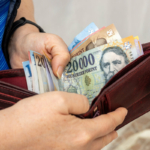 magyar forint nő pénztárcában kézben pénzügy minimálbér fizetés