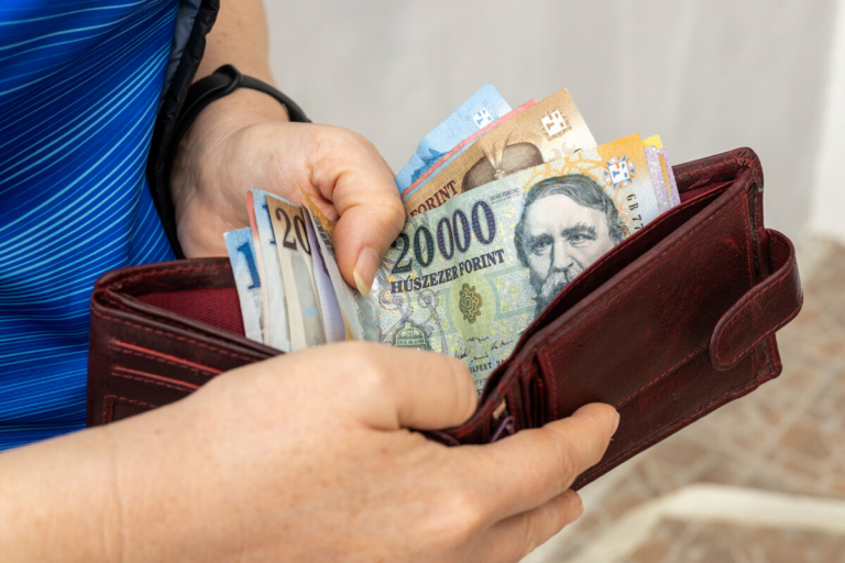 magyar forint nő pénztárcában kézben pénzügy minimálbér