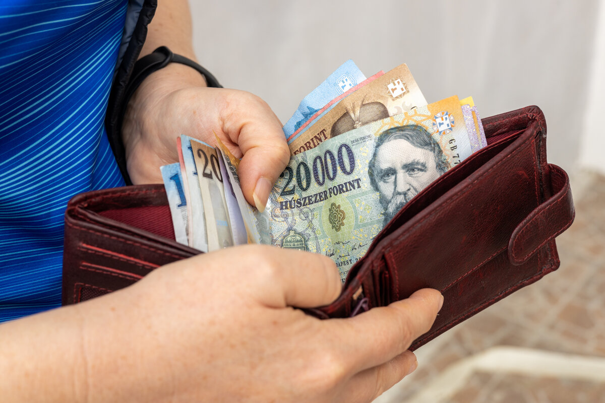 magyar forint nő pénztárcában kézben pénzügy