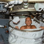 Charles Conrad NASA asztronauta űrhajós zuhany Skylab 2