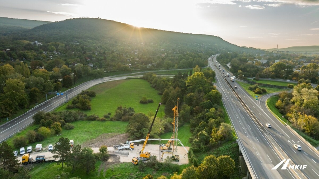 M1 autópálya bővítése