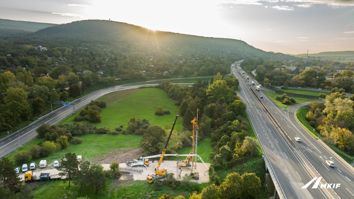 M1 autópálya bővítése