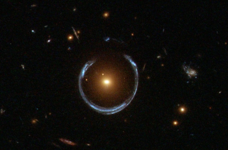 kozmikus patkó Einstein-gyűrű fekete lyuk kozmikus üresség