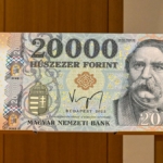 Mától megvátoznak a forint bankjegyek, új aláírás kerül fel rájuk - képek