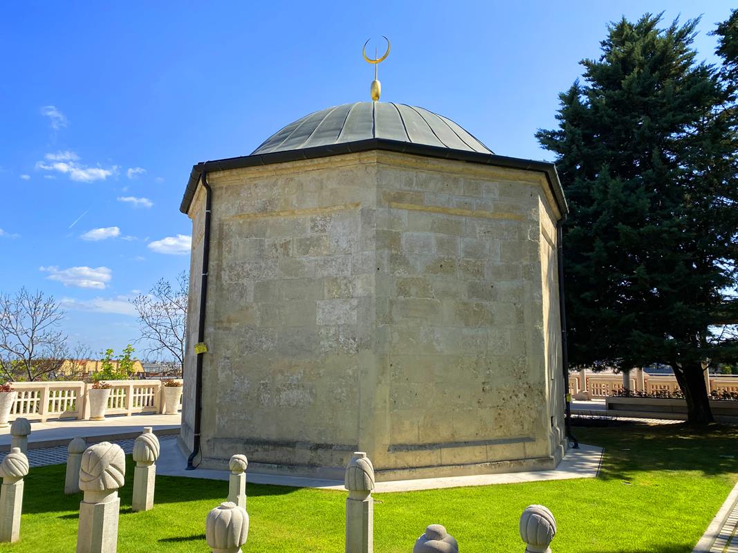 A türbe és turbános sírkövek