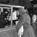 Vásárlók sorban állnak egy boltban az 1950-es években, Magyarországon.