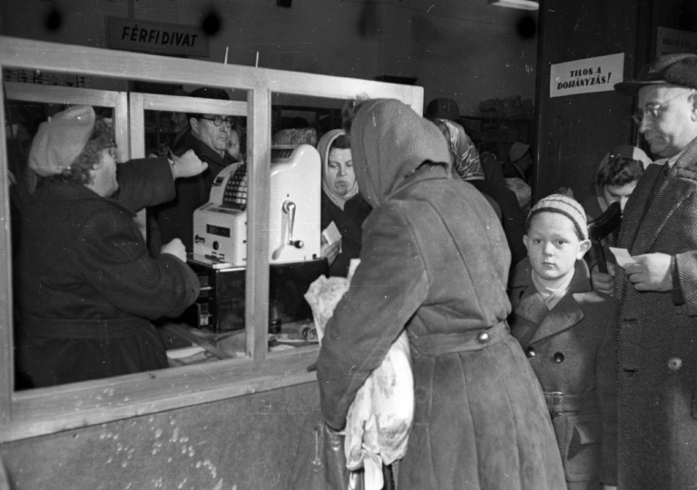 Vásárlók sorban állnak egy boltban az 1950-es években, Magyarországon.