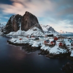Kiruna város téli látképe hegyekkel a háttérben