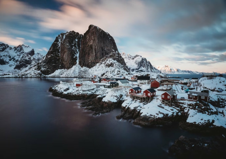 Kiruna város téli látképe hegyekkel a háttérben