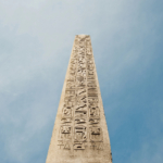 párizs obeliszk egyiptom luxor hieroglifák
