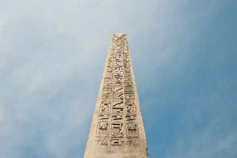 párizs obeliszk egyiptom luxor hieroglifák
