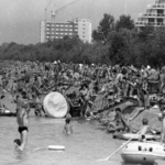 Balaton strand a háttérben a Fővárosi Tanács üdülője
