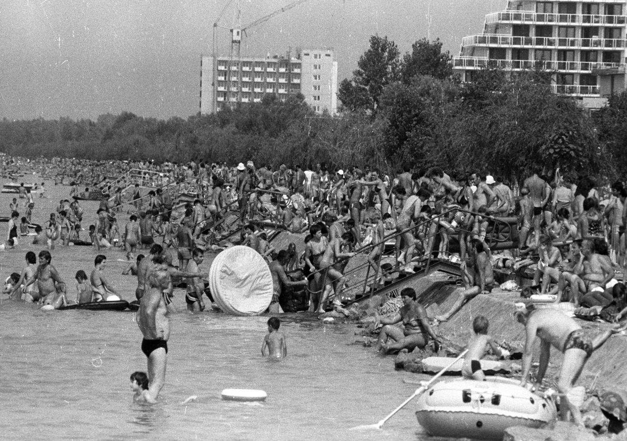 Balaton strand a háttérben a Fővárosi Tanács üdülője