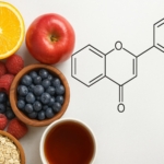 Flavonoidban gazdag ételek: narancs, bogyós gyümölcsök, tea egy molekulaszerkezettel illusztrálva.