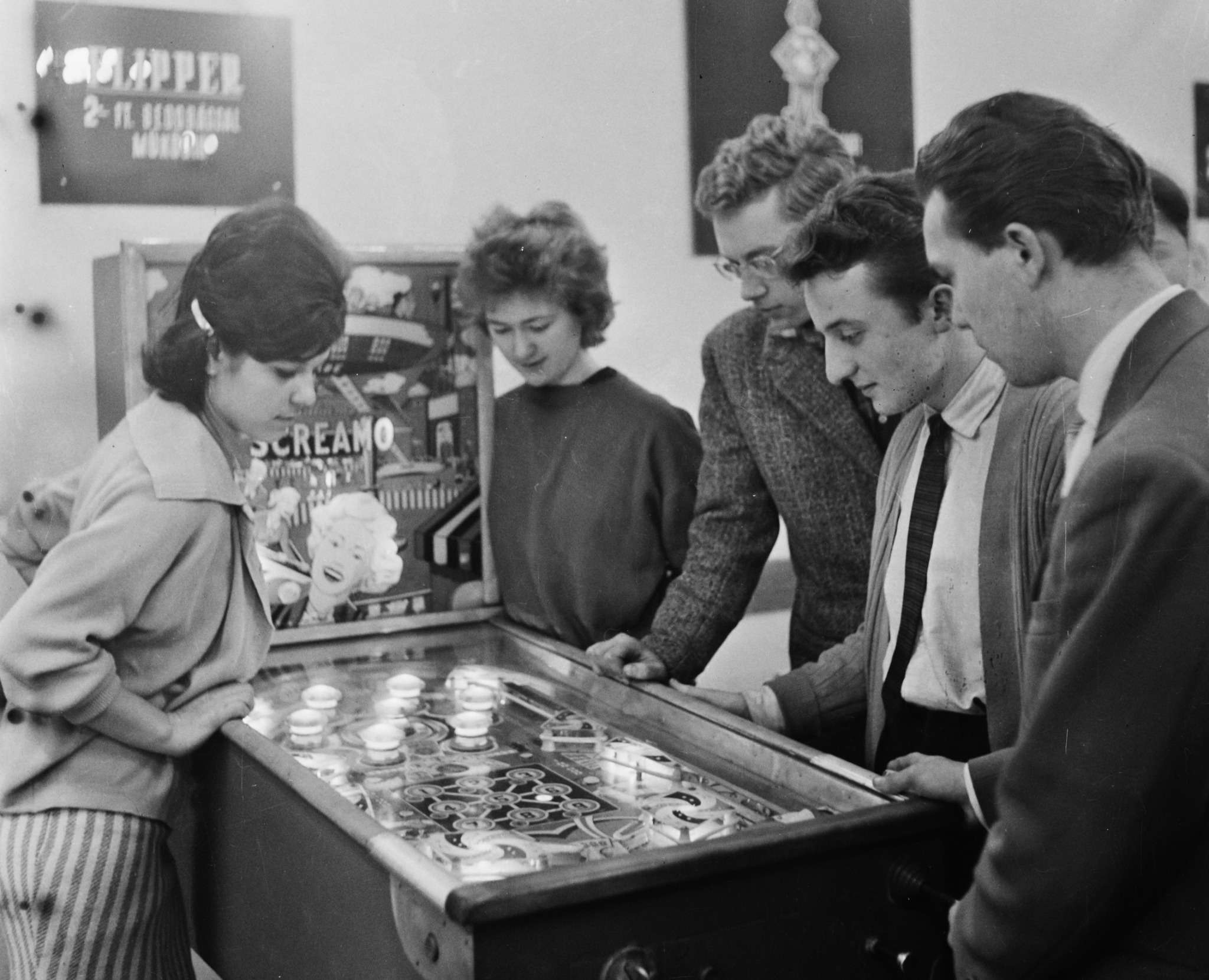 flipper, játékautomata, fiatalság, szocializmus, szórakozás, retró, 1960-as évek, Fortepan, közösségi élmény 20.század
