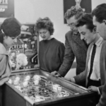 flipper, játékautomata, kávéház, fiatalság, szocializmus, szórakozás, retró, 1960-as évek, Fortepan, közösségi élmény 20.század