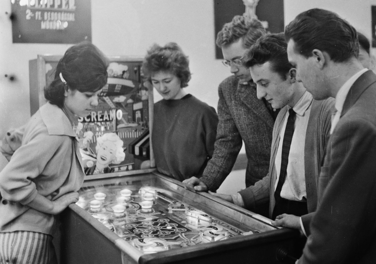 flipper, játékautomata, kávéház, fiatalság, szocializmus, szórakozás, retró, 1960-as évek, Fortepan, közösségi élmény 20.század