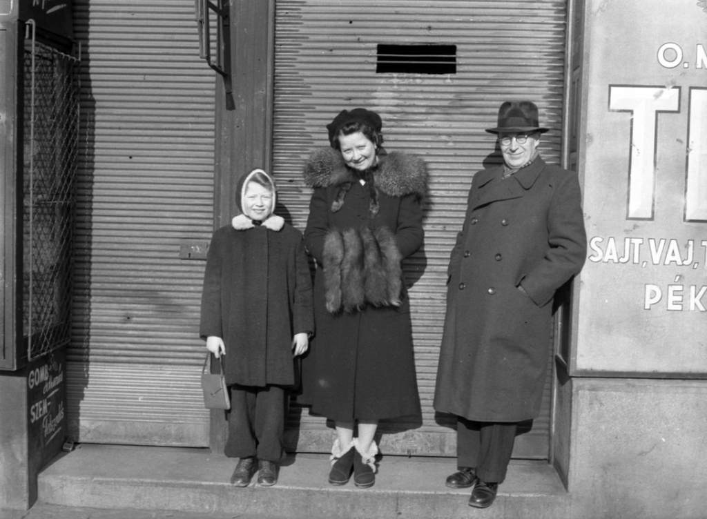 Régi magyar család téli öltözetben, a nő középen muffot visel, 1950-es évek