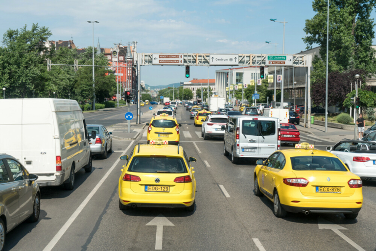 Magyarország közlekedés vezetés sofőrök KRESZ