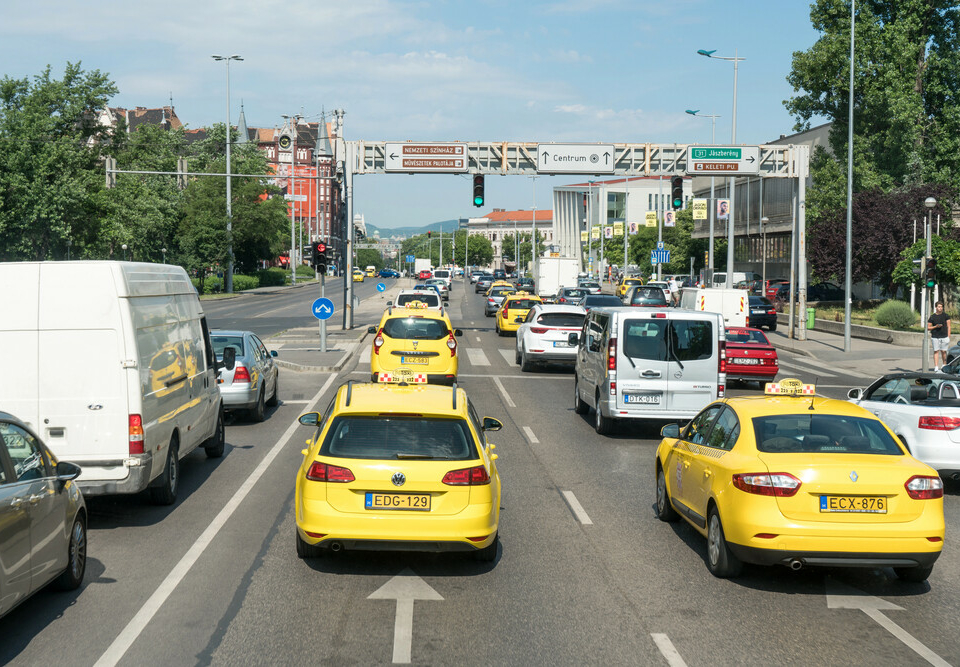 Magyarország közlekedés vezetés sofőrök KRESZ