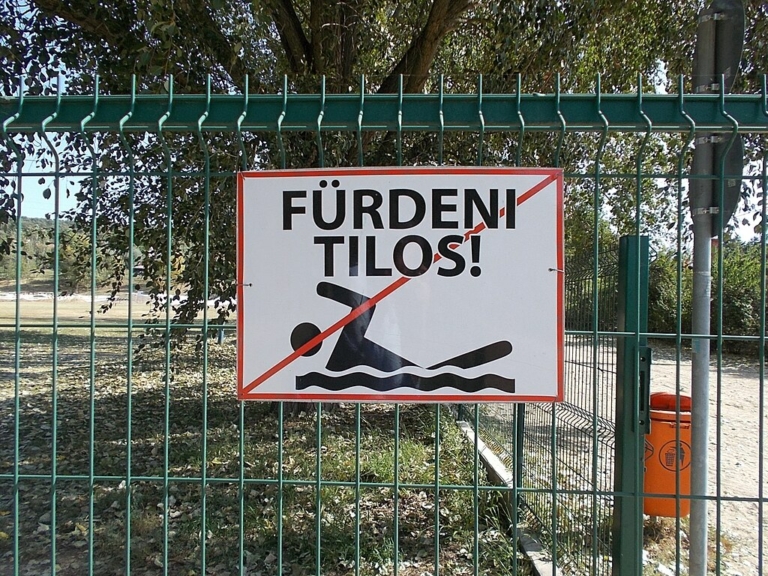 strand bakteriális fertőzés fürödni tilos tilalom
