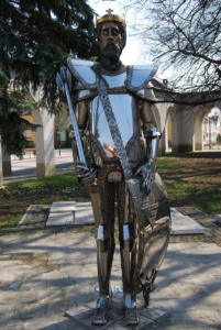 A koraszülött II. Lajos szobra Mohácson