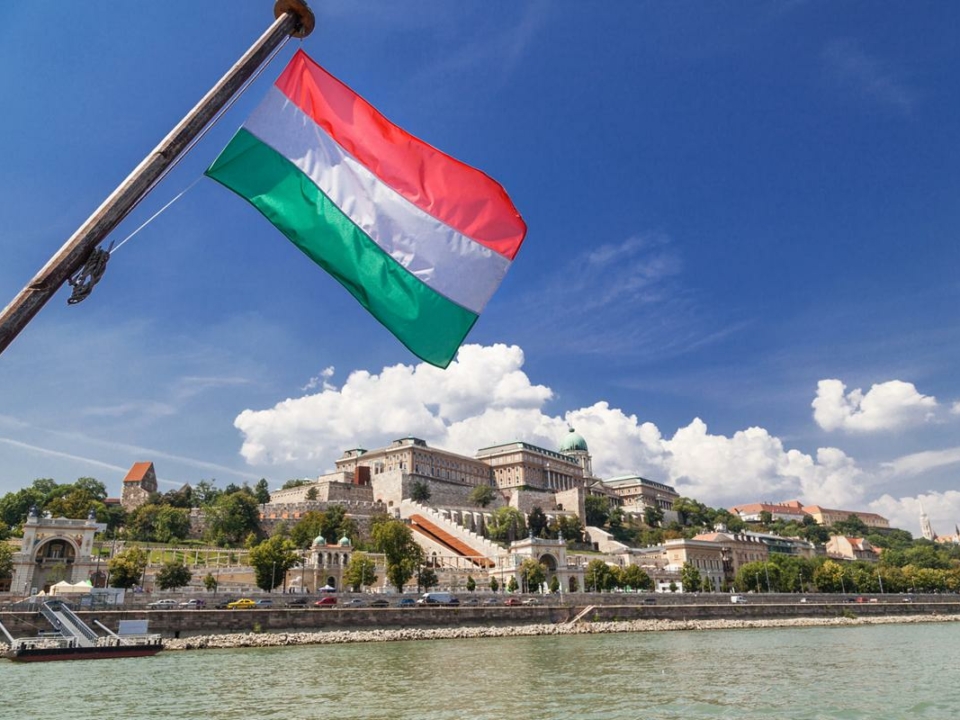 magyarország zászlaja magyar budai vár budapest lakás