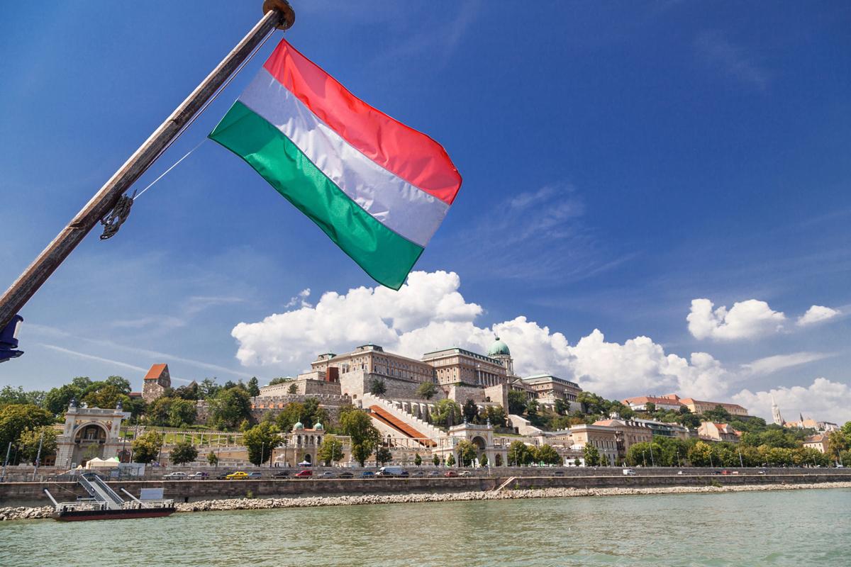 magyarország zászlaja magyar budai vár budapest lakás