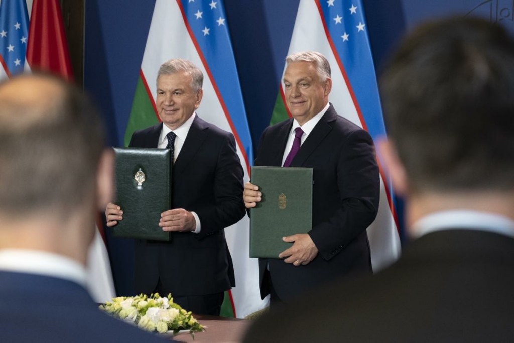 Orbán Viktor magyar kormányfő és Savkat Mirzijojev üzbég elnök