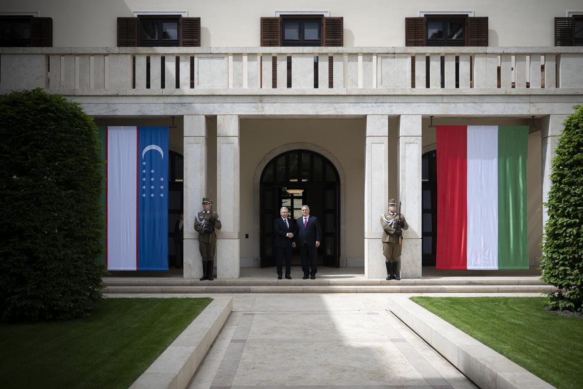 Orbán Viktor magyar kormányfő és Savkat Mirzijojev üzbég elnök