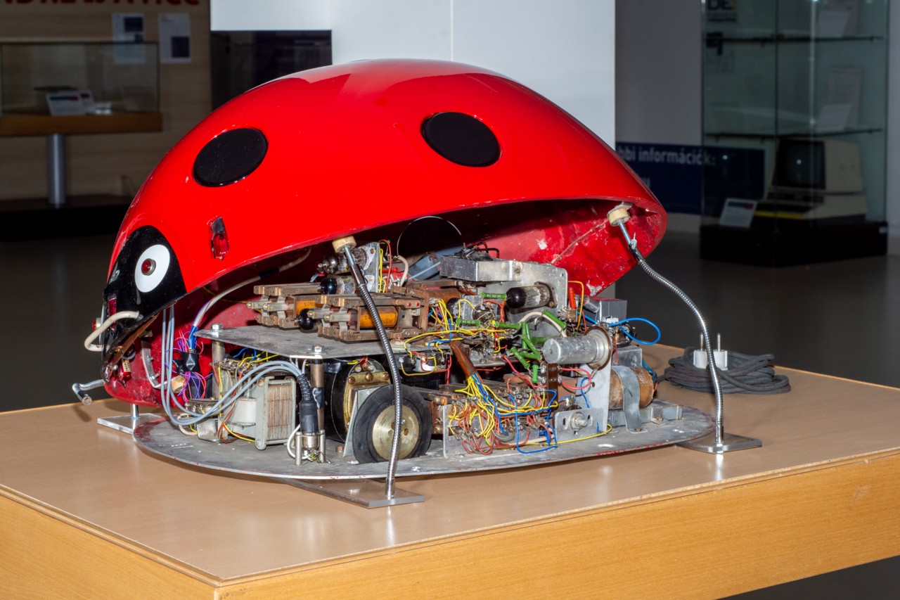 Szegedi Katicabogár első magyar tanuló robot kibernetika