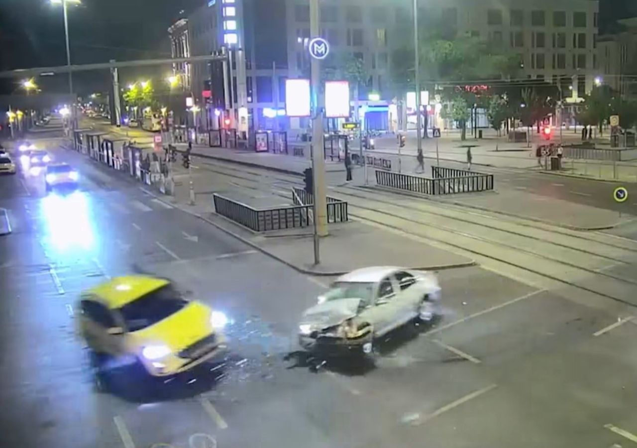 Autós baleset Blaha Lujza tér ámokfutó kábítószer rendőrség elfogás
