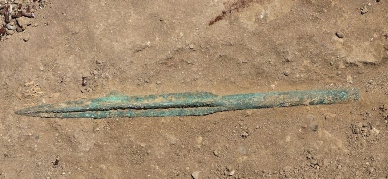Azerbajdzsán régészeti lelet bronz lándzsa két méteres harcos
