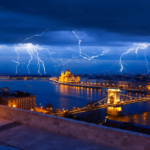 villámlás Budapest viharok Magyarország zivatar jégeső gazdasági nehézségek