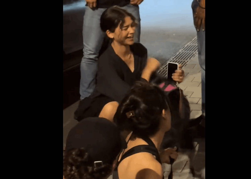 Zendaya a kutyustól kapott puszi után (Copy)