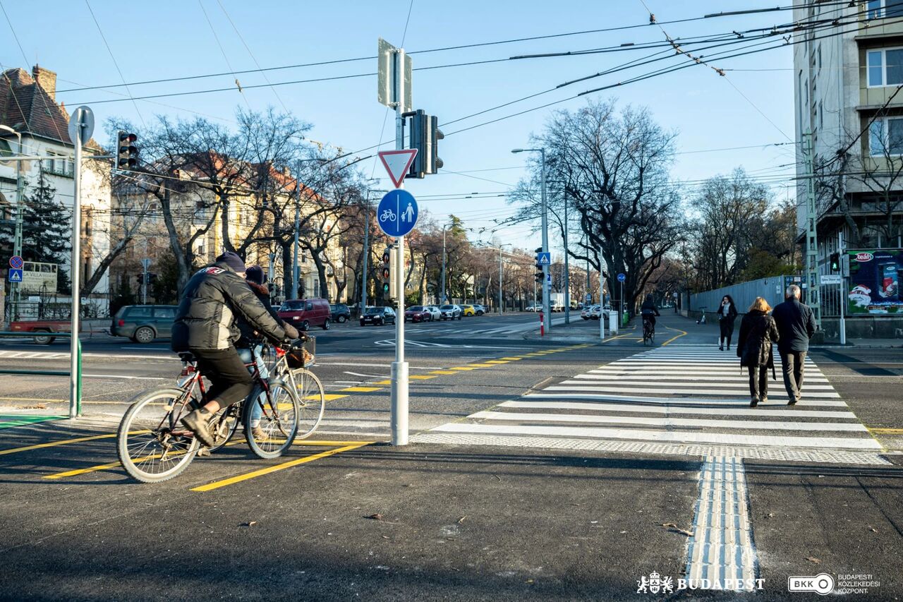 Gyalogosok biciklisek Budapest BKK (1)
