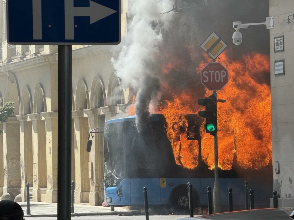 Hatalmas lángokkal égett egy busz Budapest belvárosában