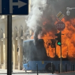 Hatalmas lángokkal égett egy busz Budapest belvárosában