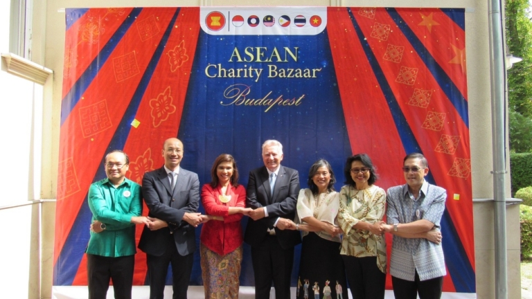 ASEAN jótékonysági bazár ünnepség diplomácia együttműködés