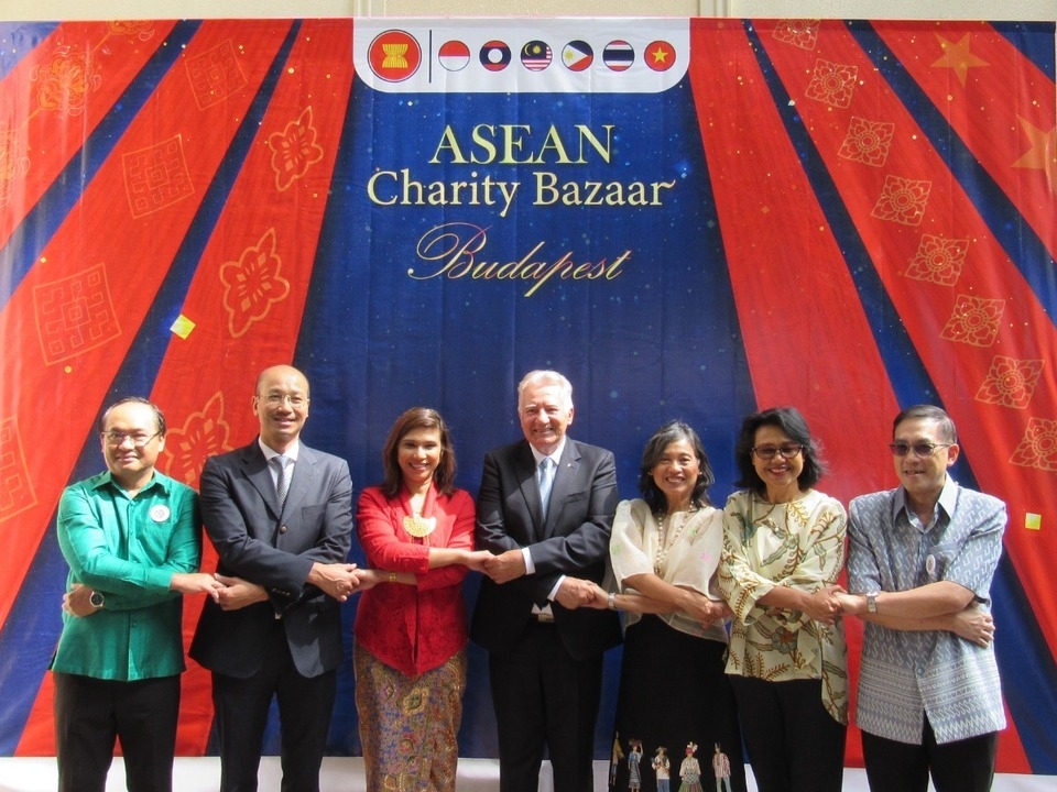 ASEAN jótékonysági bazár ünnepség diplomácia együttműködés