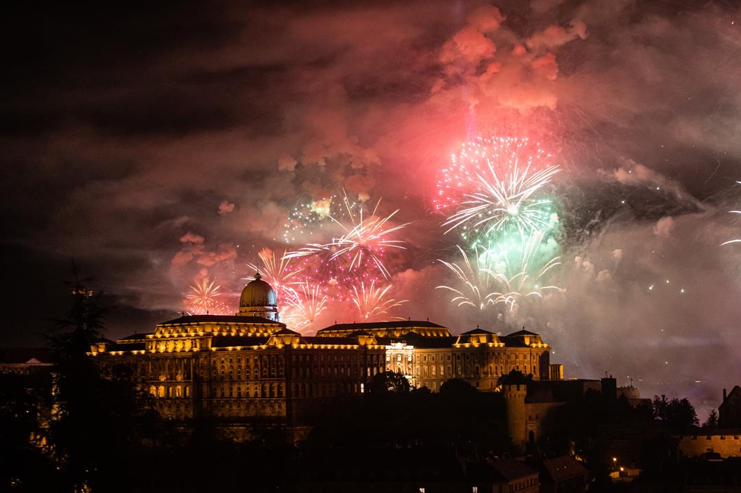 Tűzijáték a Budavári Palota fölött