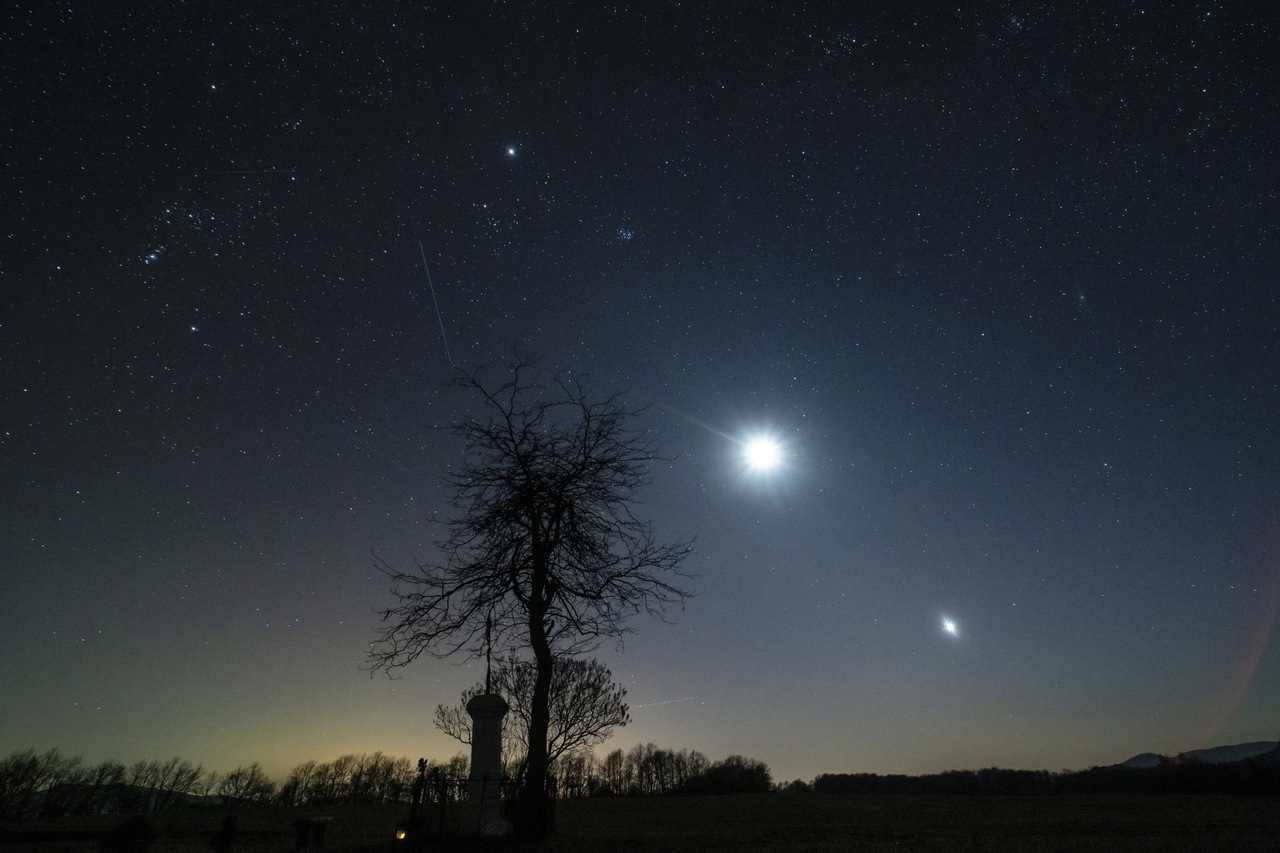 A Jupiter, a Hold és a Vénusz együttállása bolygó
