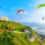 Élménykeresés – siklóernyőzés. Lima, Peru