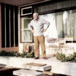 Kádár János a villa előtt 1