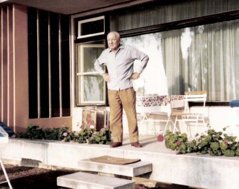 Kádár János a villa előtt 1