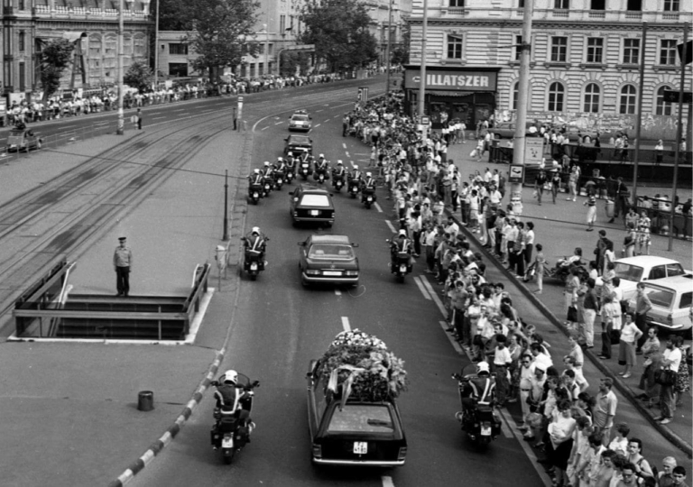 Kádár János temetés ravatal rendszerváltás Magyarország új korszak tömegek