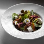 Kakukkfűvel sült füge, pirított magvak, mangalica sonka, kecskesajt. Axis Café & Lounge