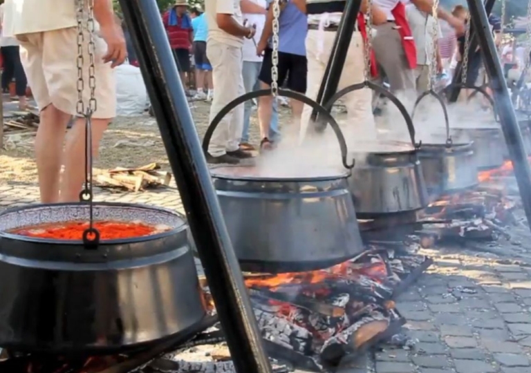 Hagyományos magyar étel lecsó fesztivál halászlé kocsonya