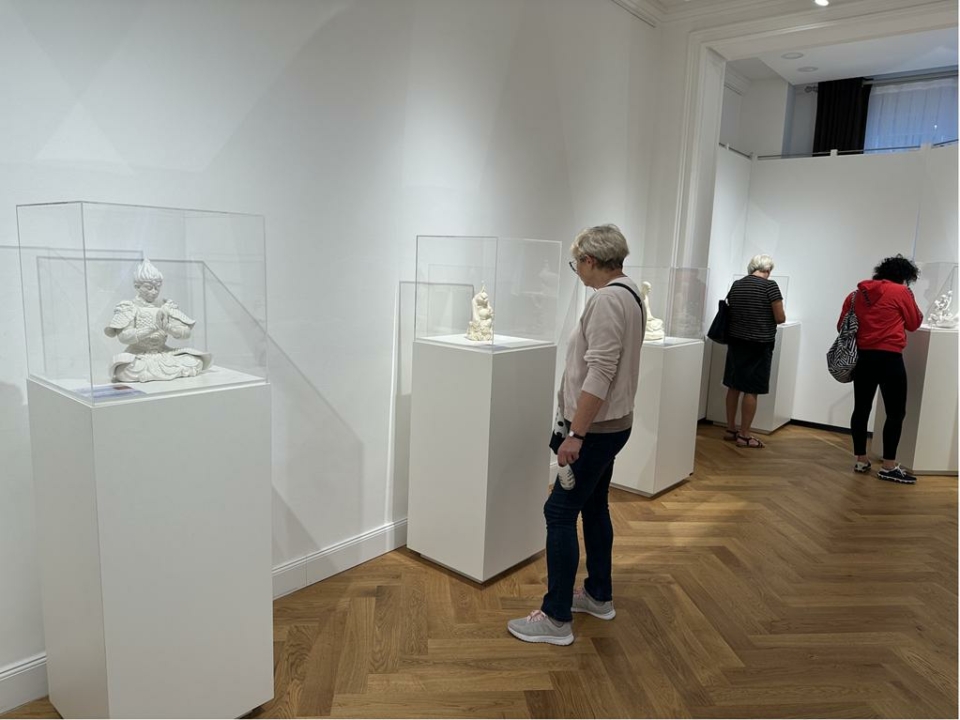 Megnyílt a kínai Dehua fehér porcelán kiállítás Budapesten
