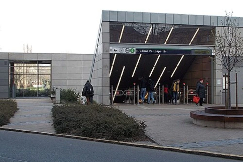 Hajléktalanok neonáci banda II.János Pál Pápa tér